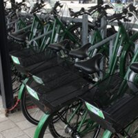 Fietsenstalling met deelfietsen