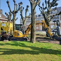 foto van plein met knotlinden tijdens de werken (kraan)