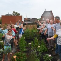 Groepsfoto van mensen met de duim omhoog in de samentuin Rossevelt
