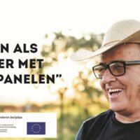 affiche met lachende man met hoed