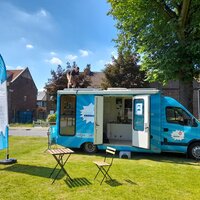 het mobiele loket op een grasveld in een wijk