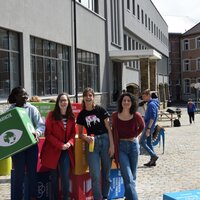 Jongeren met SDG-blokken