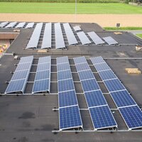 foto van bovenaanzicht gebouw met zonnepanelen op het dak