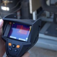 hand houdt scanner vast