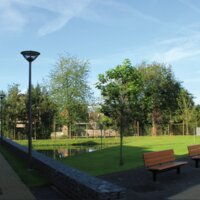 Groene omgeving van de serviceflats