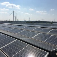 foto van bedrijfsdak met zonnepanelen