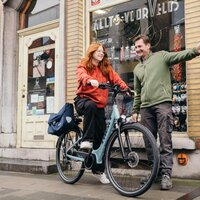 Fietser bij fietswinkel