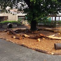 Deze afbeelding toont de ontharde speelplaats van de gemeentelijke basisschool. 