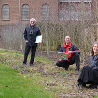 Vier mensen in tuin