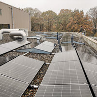 Zonnepanelen op het dak van het cultuurcentrum. 