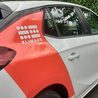 foto (close-up) van deelwagen met logo Klimaan