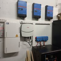 foto van batterij-opslag en omvormers PV op muur