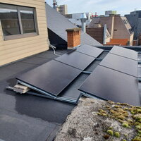 foto van dak met zonnepanelen van 1 van de residenties