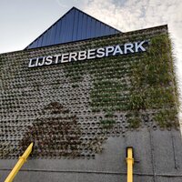 Foto van muur met letters 'Lijsterbespark'. 