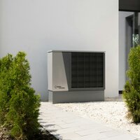 buitenunit warmtepomp aan gevel