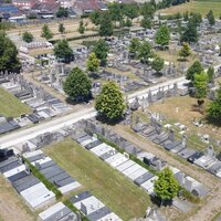Bovenaanzicht begraafplaats met veel groen