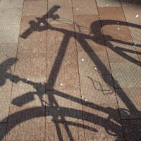 schaduw van een fiets op de grond