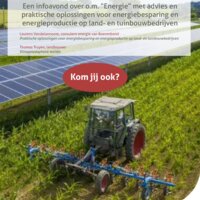 tractor op veld naast zonnepanelen met titel 'kom jij ook?'