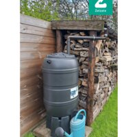 regenwaterton naast gestapeld hout