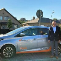 Vrouw en man voor deelwagen