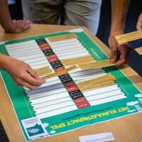 deelnemers kleven kaartjes op affiche klimaatimpactspel