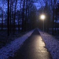 fietspad in het donker met verlichting