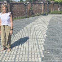 vrouw op halfverharde ondergrond