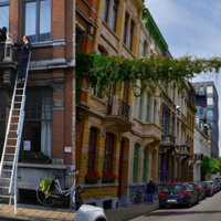foto van straat met gevelslinger