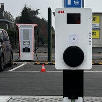foto van parking met diverse types laadpalen