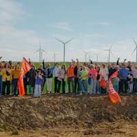 beeld van groep voor een windturbinepark