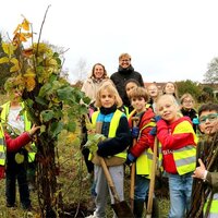Kinderen planten bomen aan