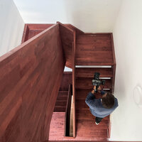 De nieuwe trap die alle appartementen verbind met de gedeelde ruimtes en de tuin