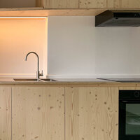 Een keuken in één van de appartementen