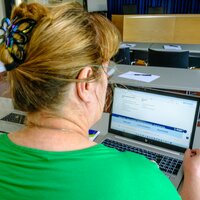 Een vrouw werkt aan een laptop