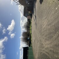 Plein voor de werken met op de achtergrond het groen speelplein