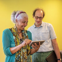 Een vrouw en een man met een tablet
