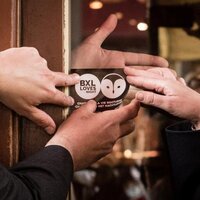 De cafés die meedoen, vallen te herkennen aan de sticker met een uil van het nachtleven op.