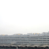 gebouw aan spoorweg