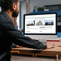 Man aan computer