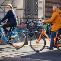 foto van 2 mensen op verschillende deelfietsen