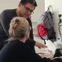 2 mensen aan een laptop