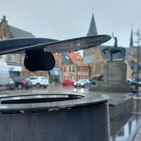 De sensor aan de onderkant van het deksel van de vuilnisbak meet de vullingsgraad d.m.v. een sonarsysteem.